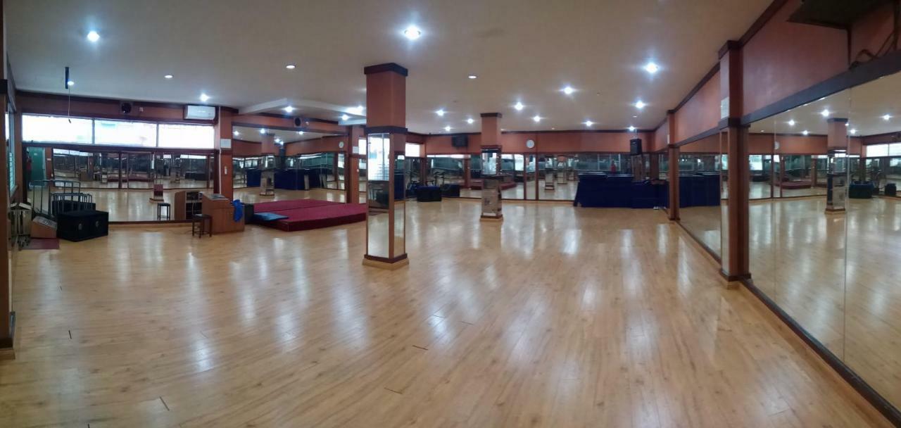 Отель Utama Batam Экстерьер фото